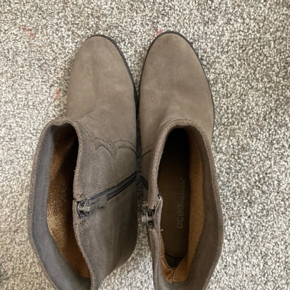 Nice pair of boots. Grey with little heel. - Picture 1 of 2